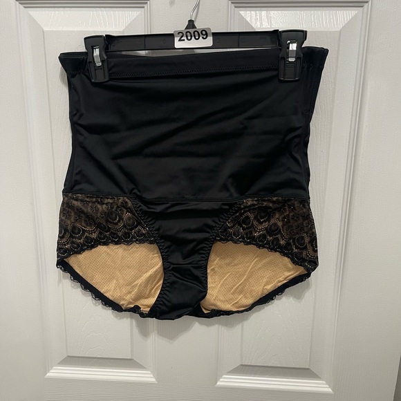Elegant Black and Tan Lace Shapewear - Picture 5 of 10